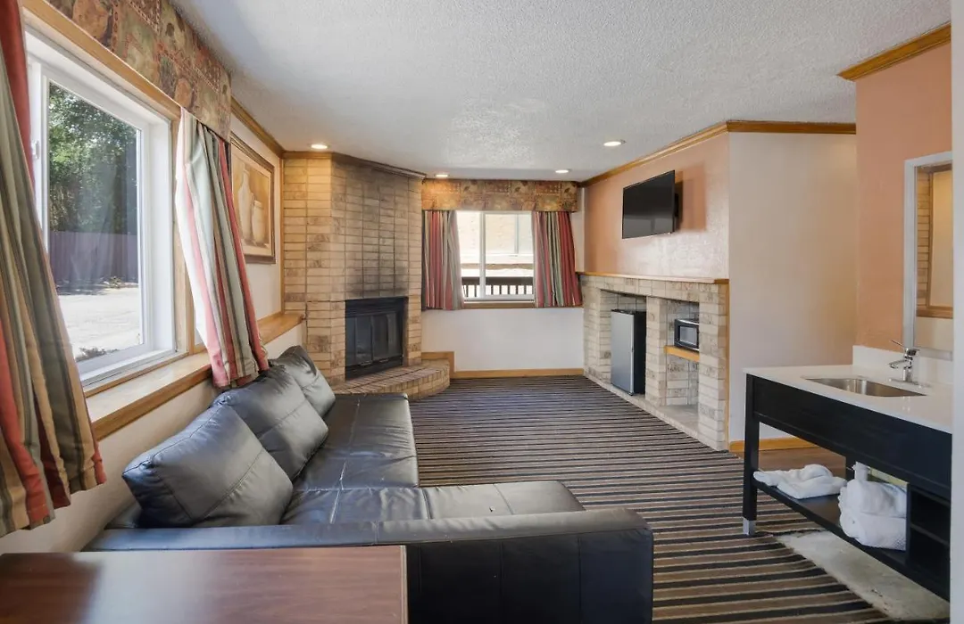 Rodeway Inn-1