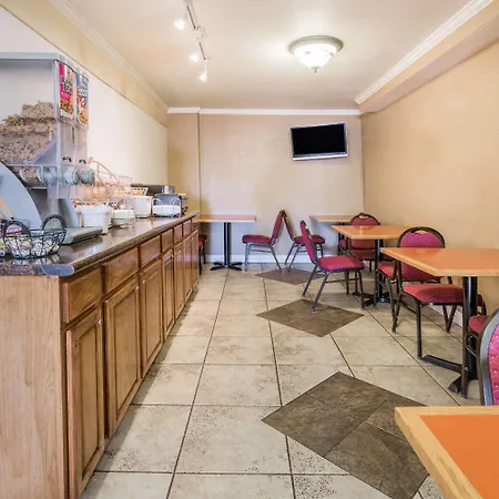 Super 8 By Wyndham Colorado Springs/Chestnut Street-3